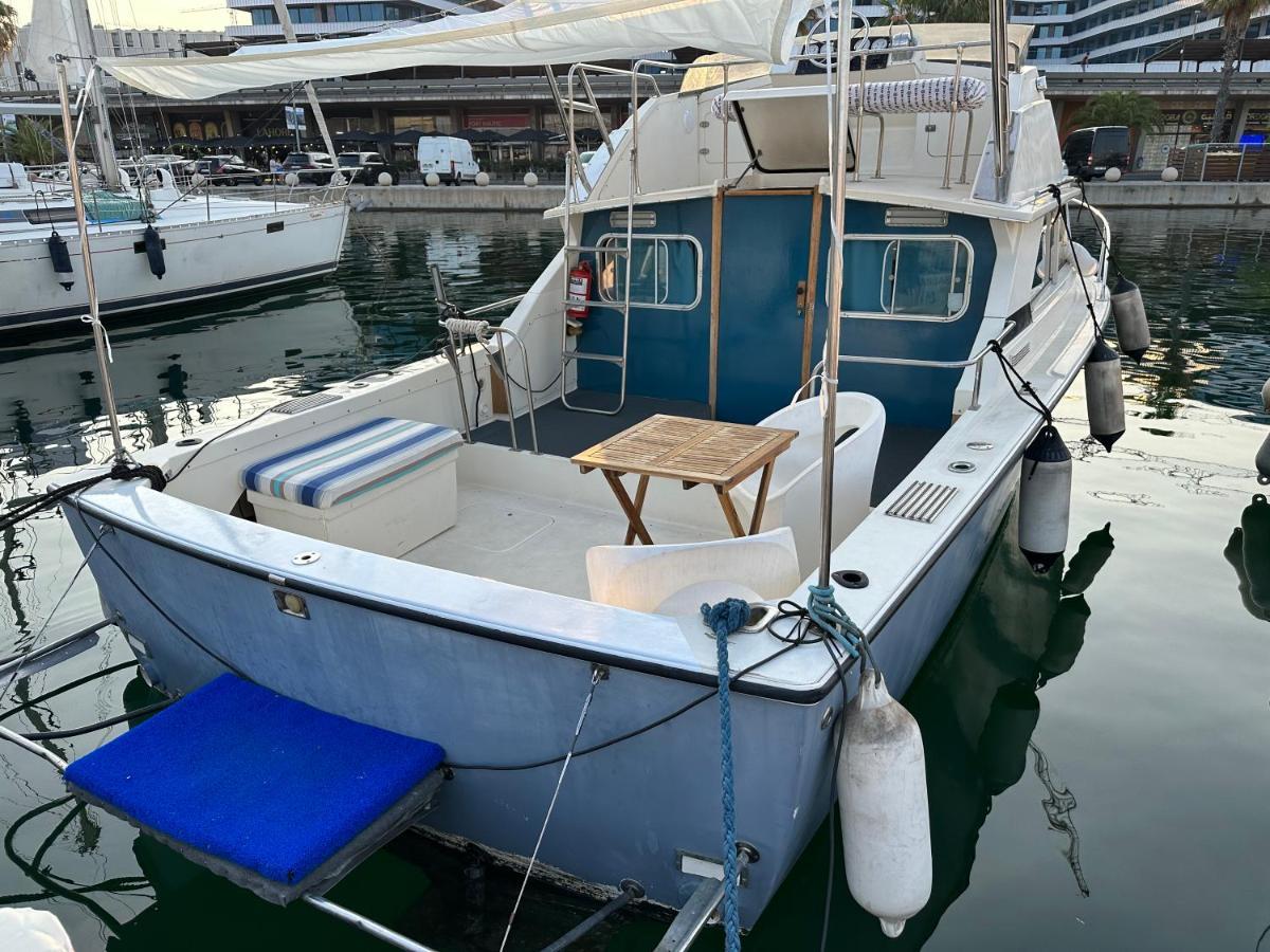 !!Boat With Ac In Port Forum 2 Bikes Included!! Hotell Sant Adria de Besos Eksteriør bilde